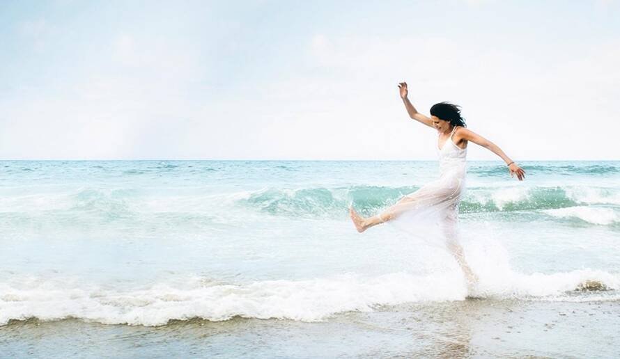 mujer en la playa