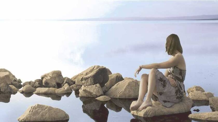 Mujer en las rocas