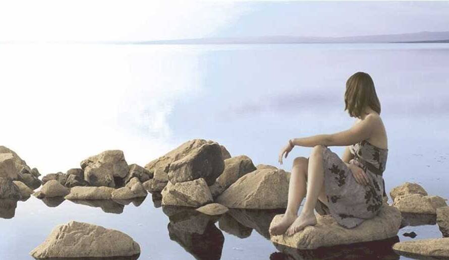 Mujer en las rocas